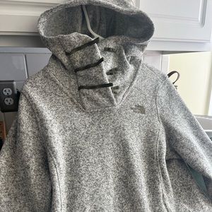 The North Face Women’s size Medium heather grey Fleece Toggle Pullover Hoodie.